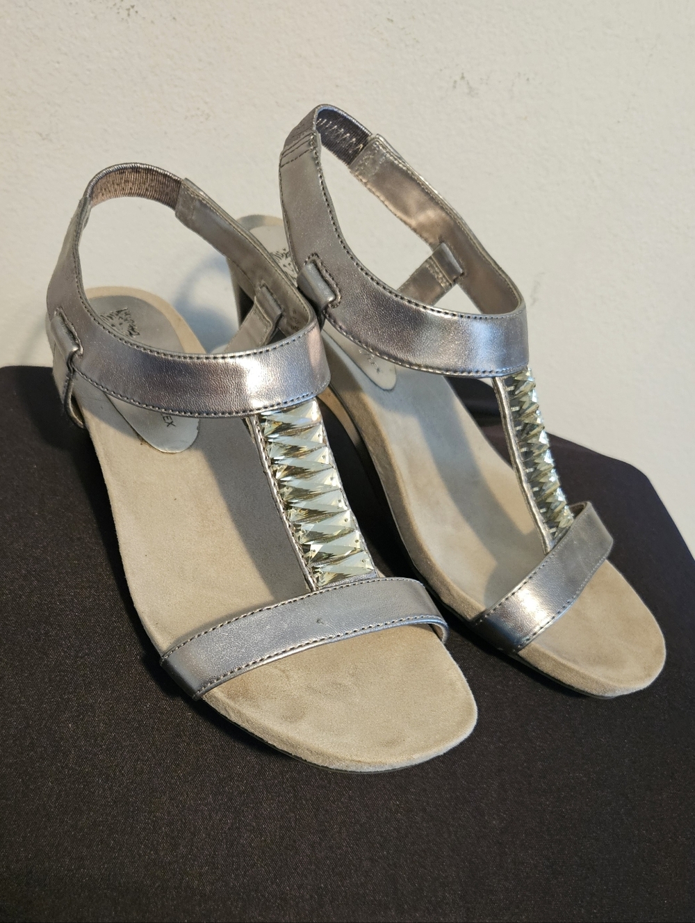 ANNE KLEIN iFlex sandal Woman's silver metallic strappy sandal size 6
